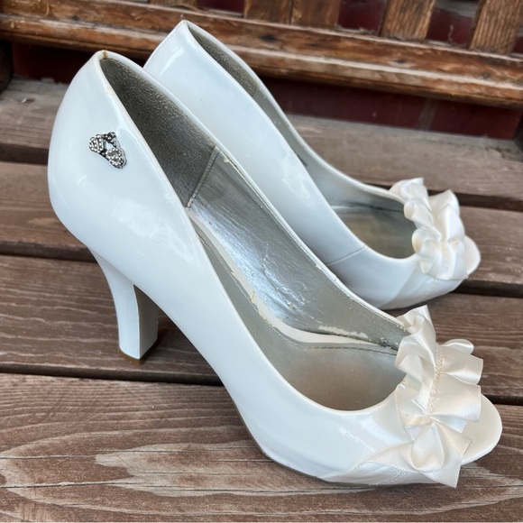 Y2K Fergalicious by Fergie White Ruffle Heels - Glamorous T | Sz: 6 - Picture 1 of 7